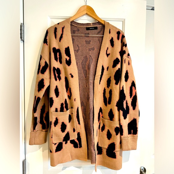 Long sleeved leopard print sweater.  size XL - Picture 6 of 11
